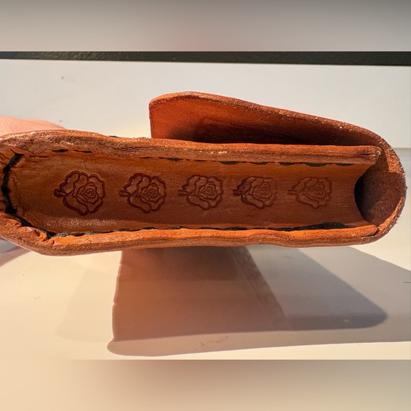 Vintage 1999 Hand Tooled Genuine Leather Wallet Clutch Rose Floral Woven Tan - Picture 3 of 9